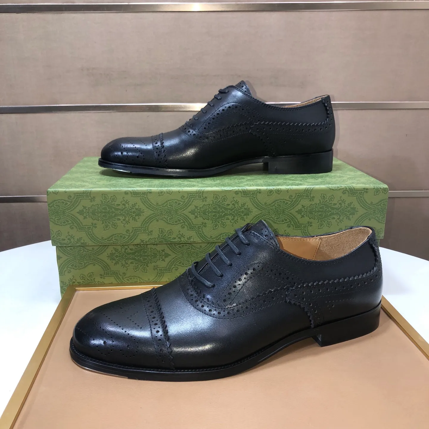 Men's shoes 💰660💰 Brand: GUCCI (Gucci) Standard code: Men's size 38/44 (45/46 can be customized) Grade: Same as the official website Original quality Material: Original cowhide Water-dyed cowhide lining Original rubber outsole Style category: Men's fashionable casual leather shoes Distinguished big-name luxury elements top luxury Color: Actual picture